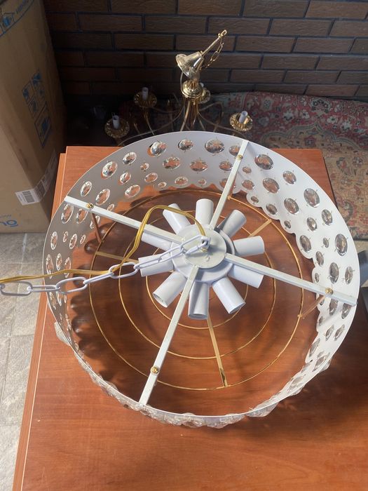 Продам новую красивую люстру