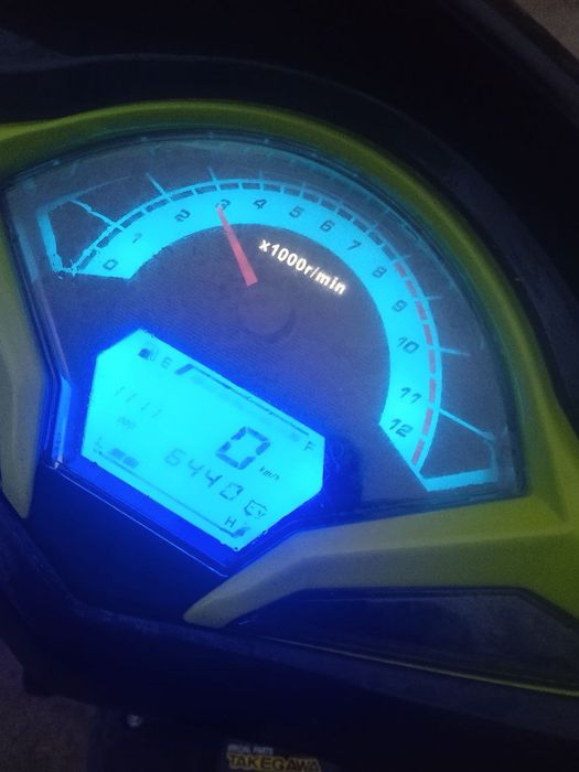 Скутер на ходу.