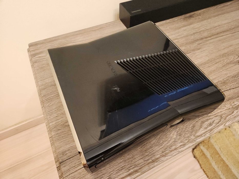Xbox 360 S (Slim) 250GB - Complet functional