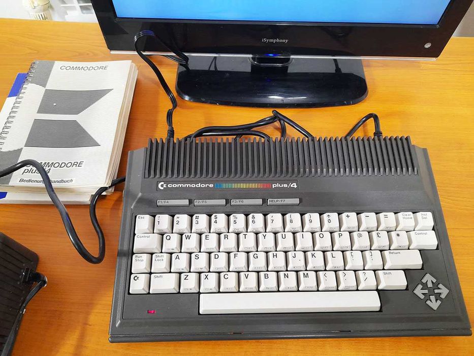 Продавам рядък осем битов компютър Commodore Plus/4, произведен 1984г.
