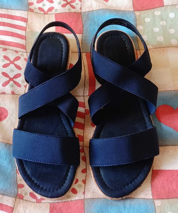 Teniși albi și gri