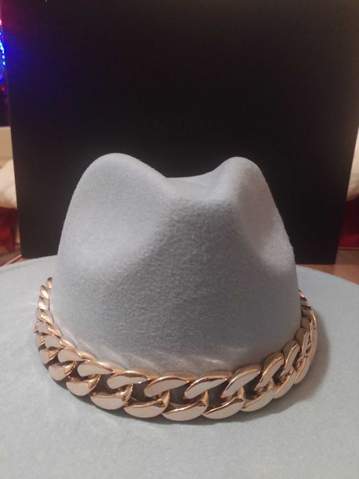 Palarie bleu deschis cu lant auriu-eleganta