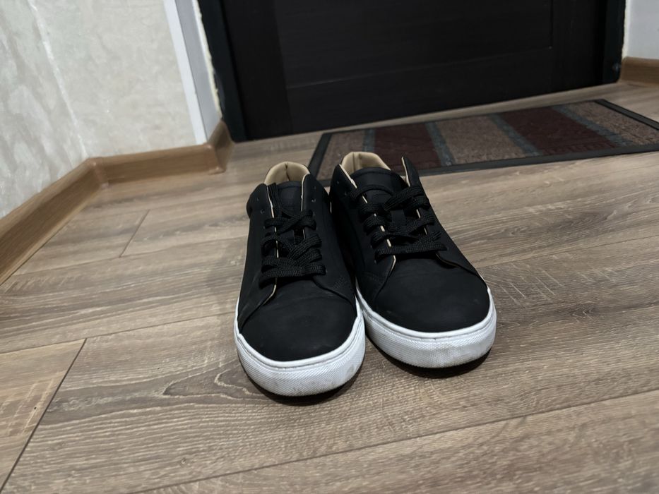 Продаю черные кеды