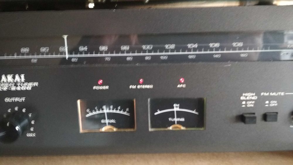 Музикална уредба Akai - усилвател, тунер и триглав дек