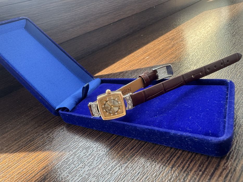 Продам золотые часы Яшма