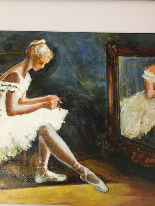 Балерина завързва панделка