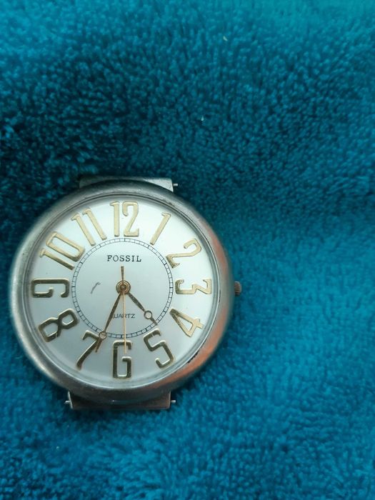vand ceas quartz, cu inscriptia fossil