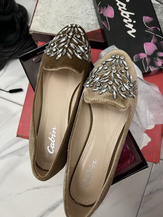 НОВИ обувки р-р 39