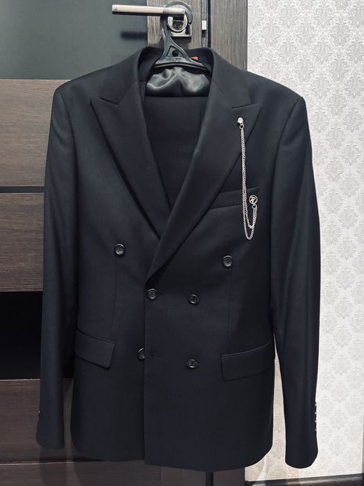 Продам костюм двубортный тройка