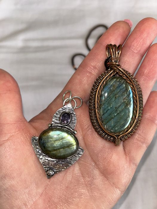 Лабрадоритовые кулоны в серебре
