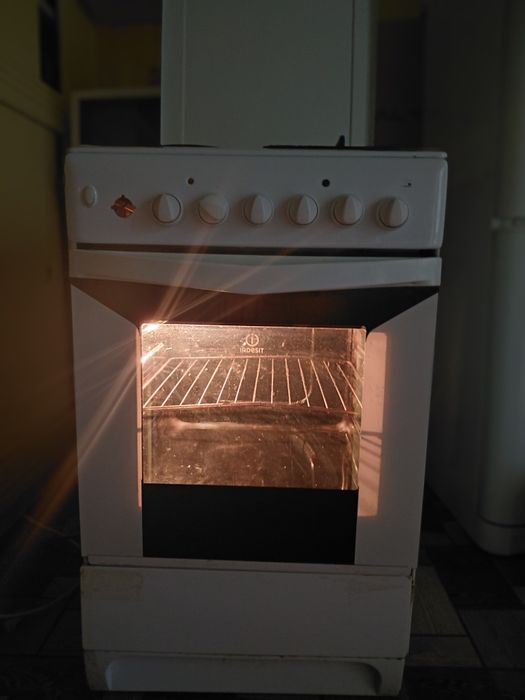 Продам газ плиту индезит