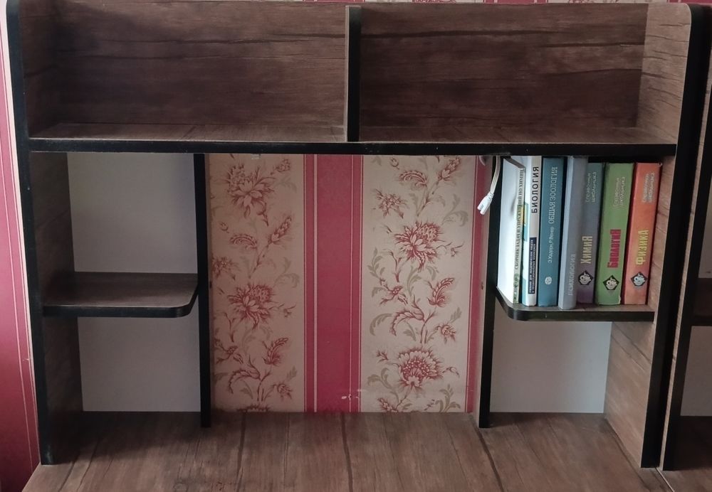 Письменный стол.