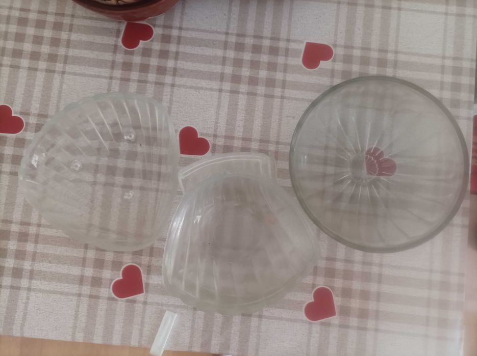 Продавам порцеланови чинии и сервизи, стъклени съдове, чаши