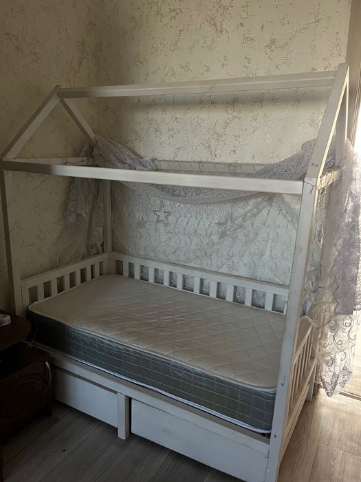 Срочно! Продам кровать домик!