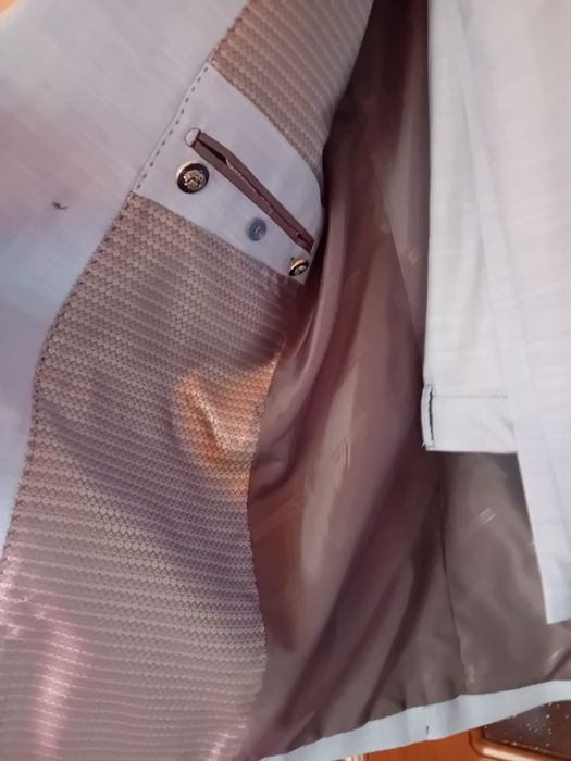 Vând urgent, costum barbati  cu aticheta