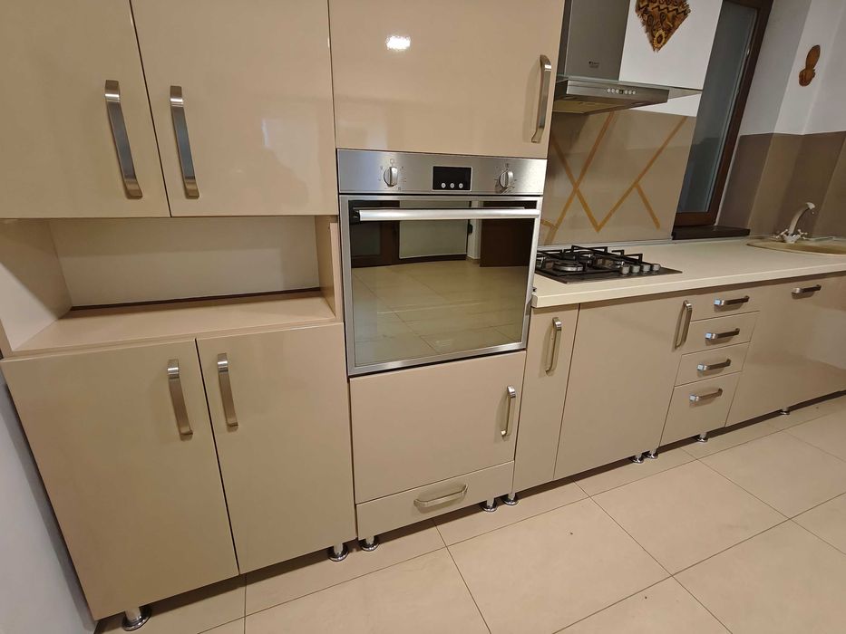 Vand mobila de bucatarie complet dotata cu electrocasnice APROAPE NOI