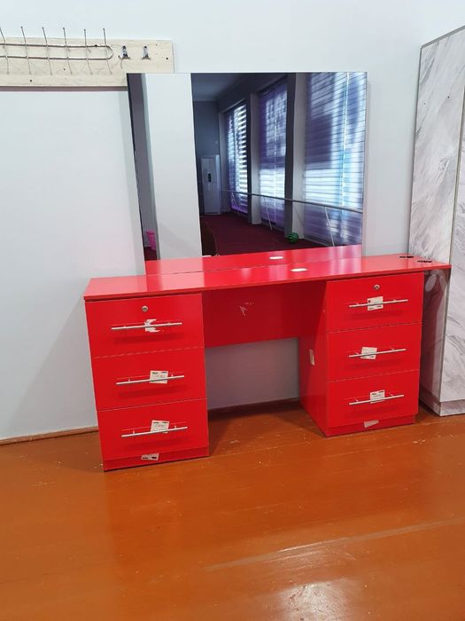 Ayollar salon mebeli sotiladi.