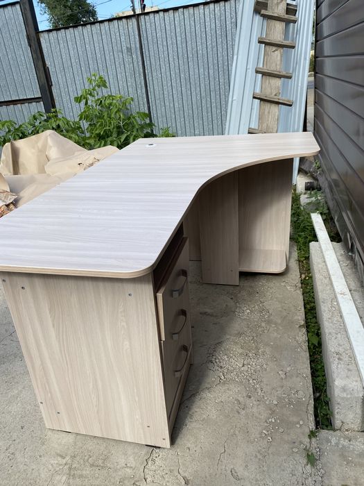 Продам стол компьютерный