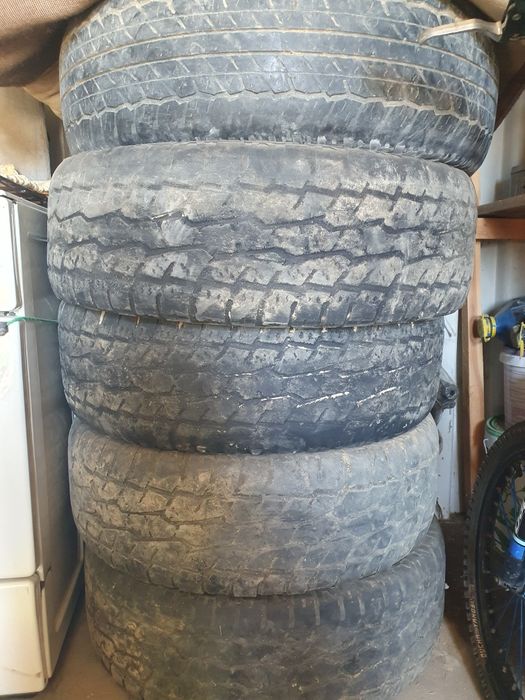 Покрышка 265/65R17 сатылады.