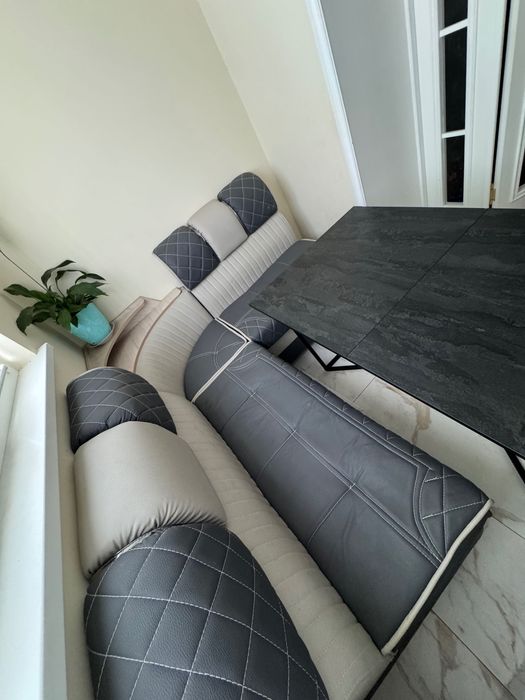 Продам стол с уголком