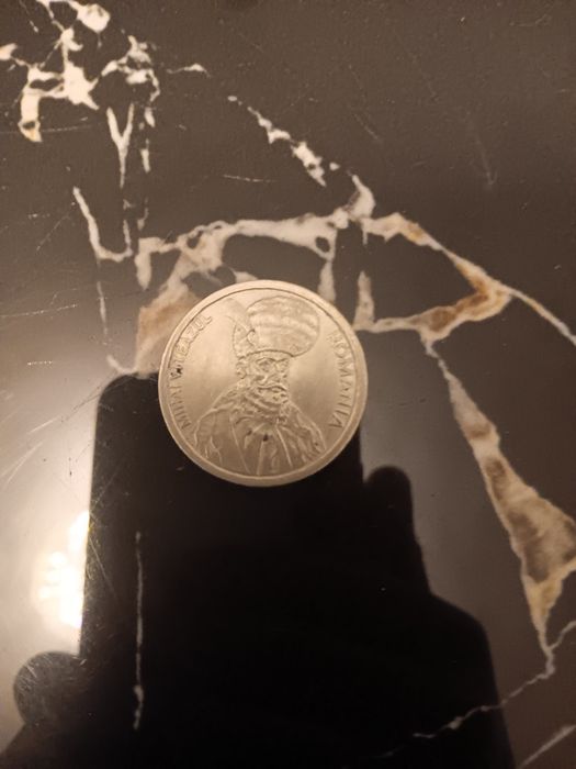 vind monede de 100 lei  cu chipul lu Mihai viteazul pe spatele   ei