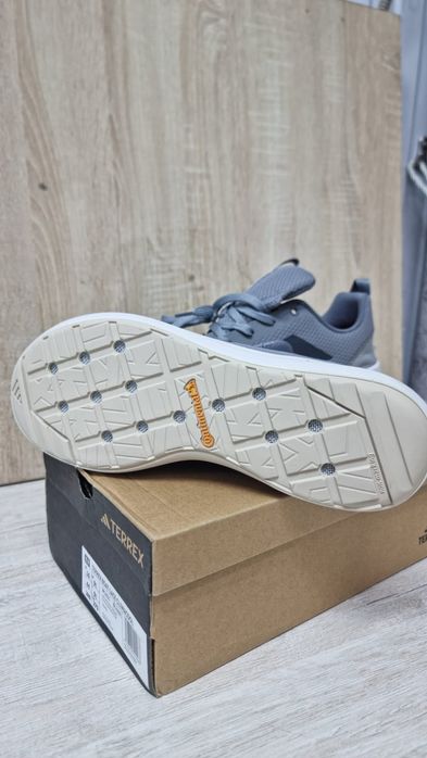 Продаю кроссовки новые