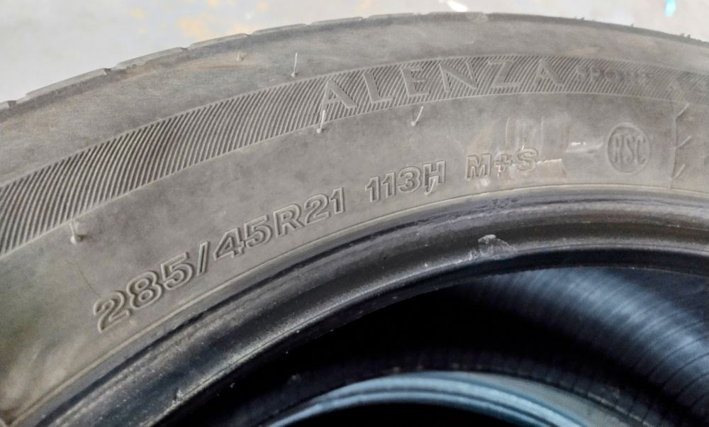 285/45 R21 Bridgestone