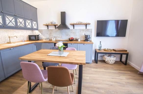 Дава се под наем Тристаен апартамент в София, Център - 90 кв.м за 1250 € - Снимка #1