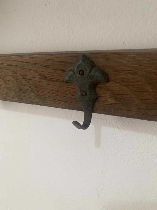 Polita cuier din lemn masiv sculptat