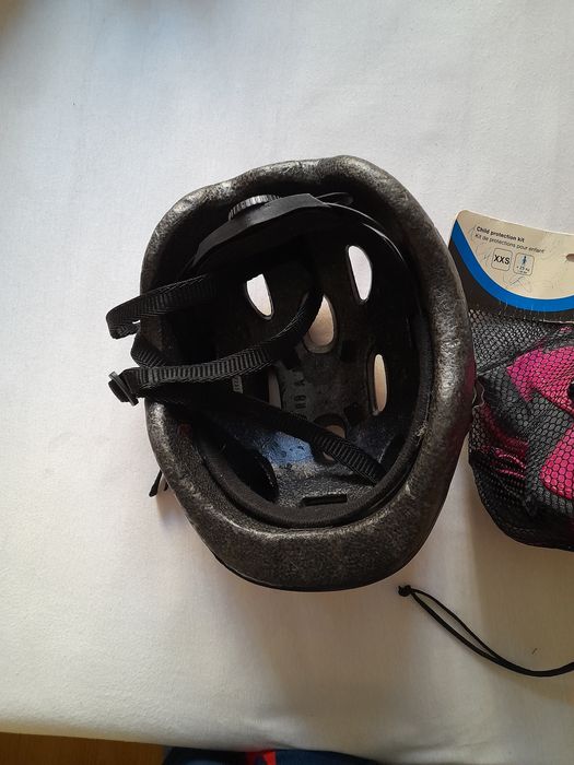 Set genunchiere și casca