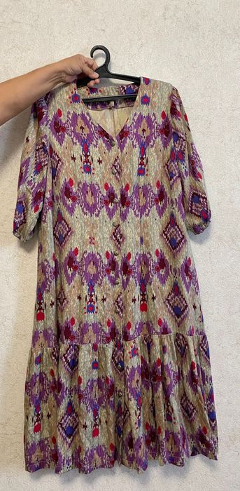 Әдемі көйлектер сатылады