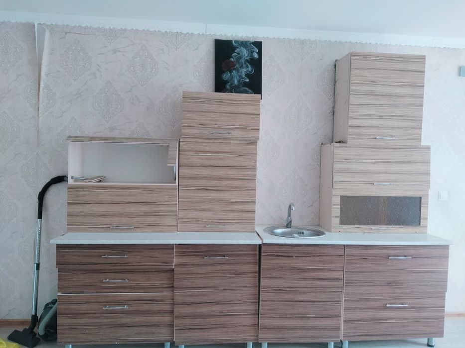 Продам кухоный гарнитур! Состояние средние.