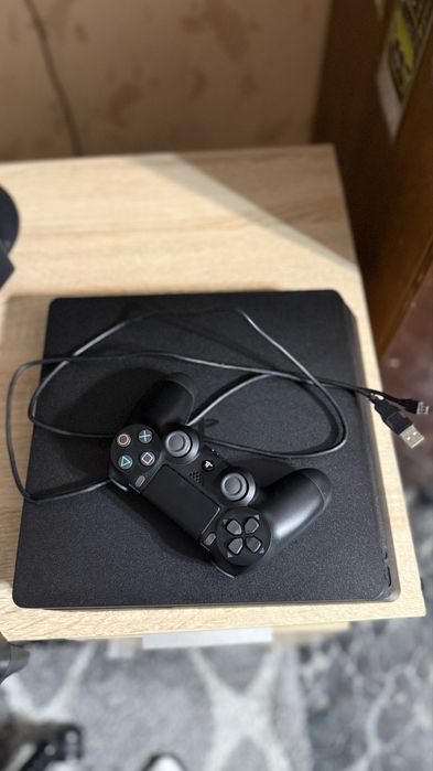 Продавам PS4 с 1 джойстик и 1 игра