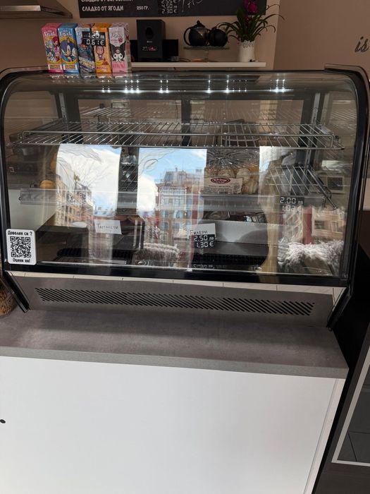 Сладкарска витрина