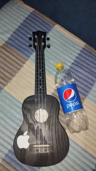 Продаю укулеле срочно