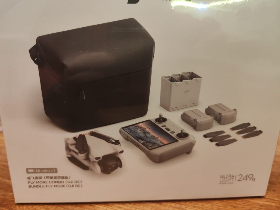 DJI Mini 3 Fly More Combo cu DJI RC si 3 baterii nou