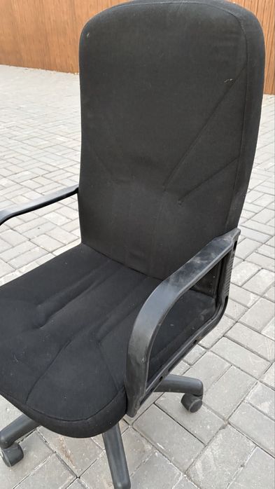 Офисный кресло и компьютерный