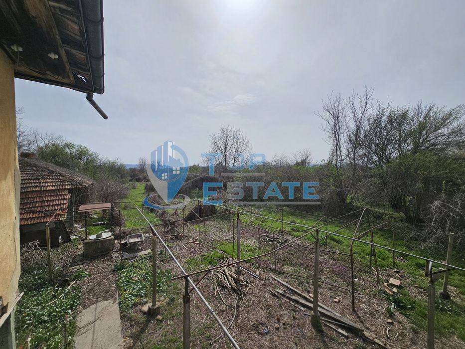 Двуетажна къща с голям двор в село Върбица, област Велико Търново