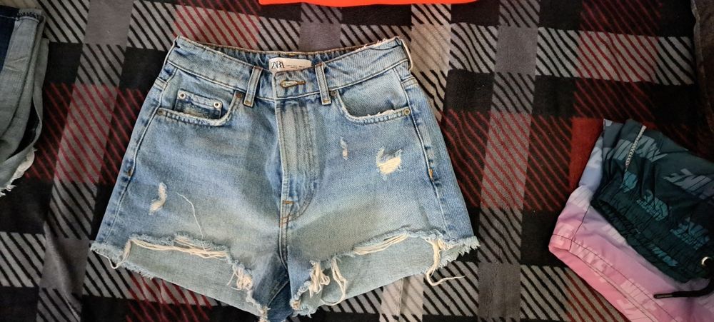 Blugi scurți noi cu eticheta Bershka, Nike și Zata