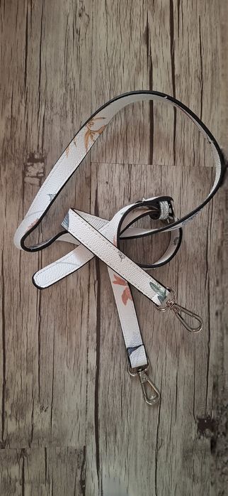 НОВА елегантна бяла дамска чанта с флорален принт