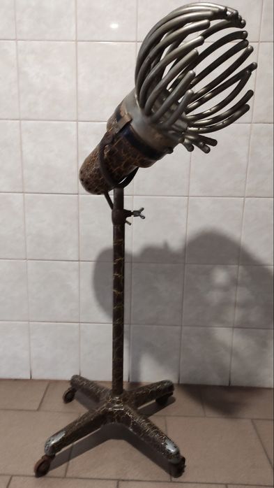 Alfred Muller uscator de par 1930.Aparat tuns.Scaun frizerie