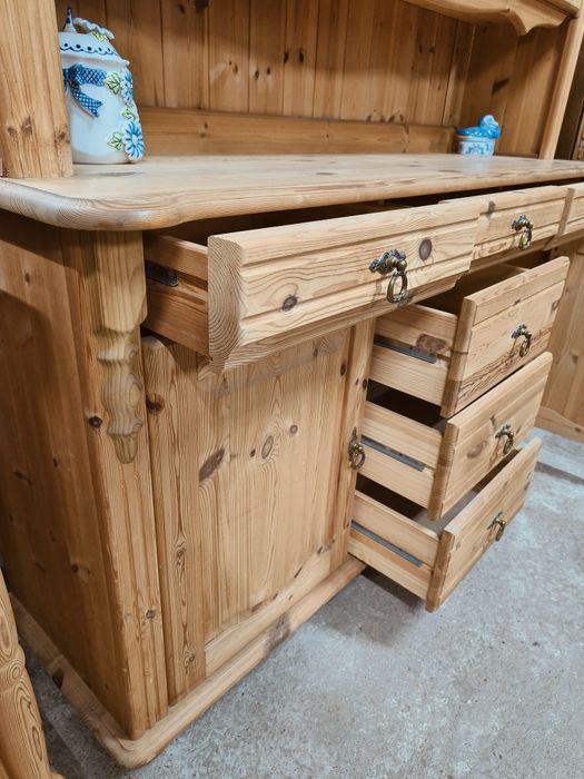 Елегантен кухненски бюфет с месингови дръжки