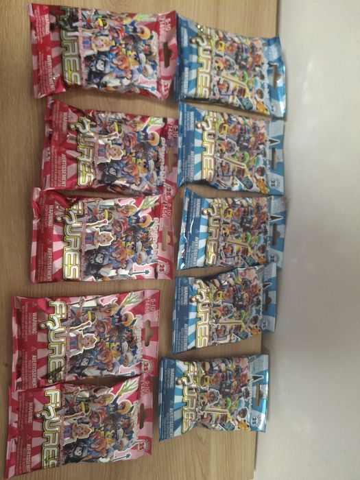 Vand lot cu 20 figurine Playmobil seria 25 ( 10 figurine fete, 10 figurine baieti)