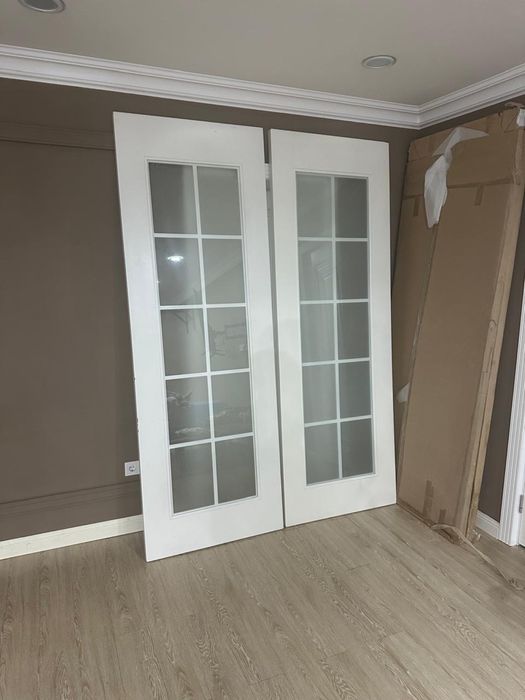 Двери из натурального дерева БУК с остеклением из каленого стекла