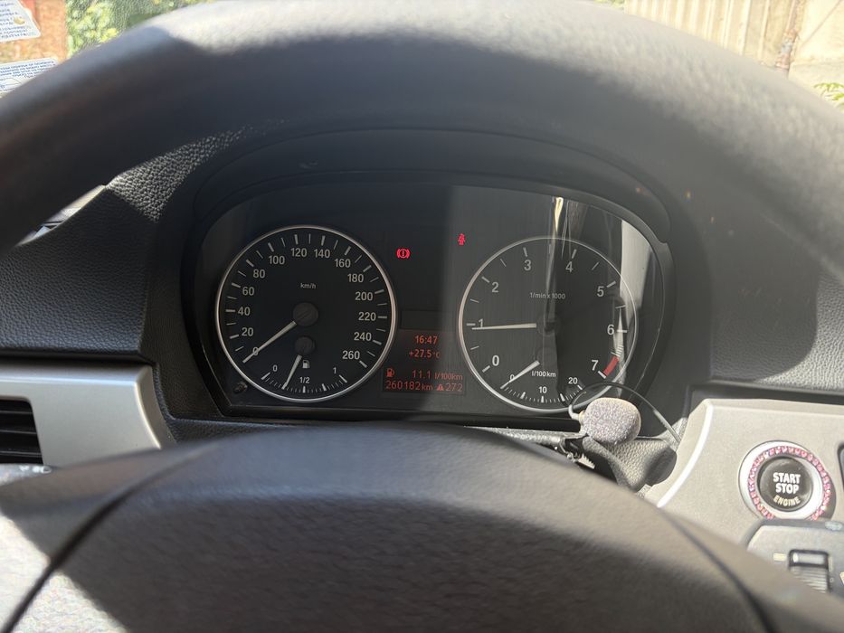 BMW 320 E90 кола