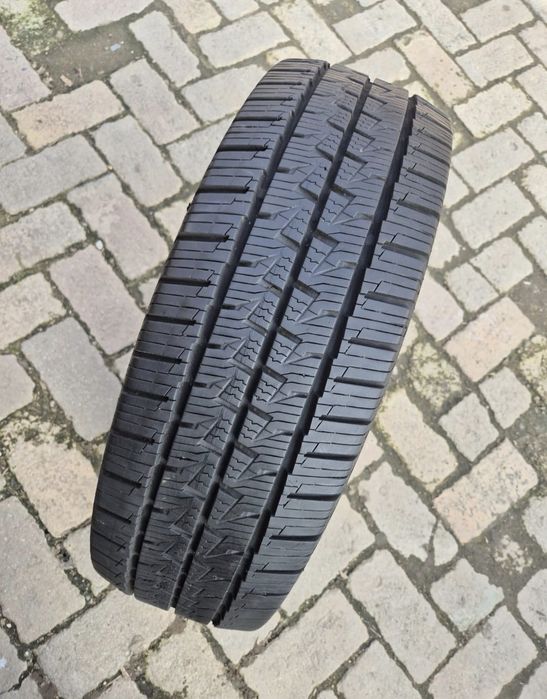 O bucată 235/65 R16C M+S iarnă - una Michelin Continental Hankook