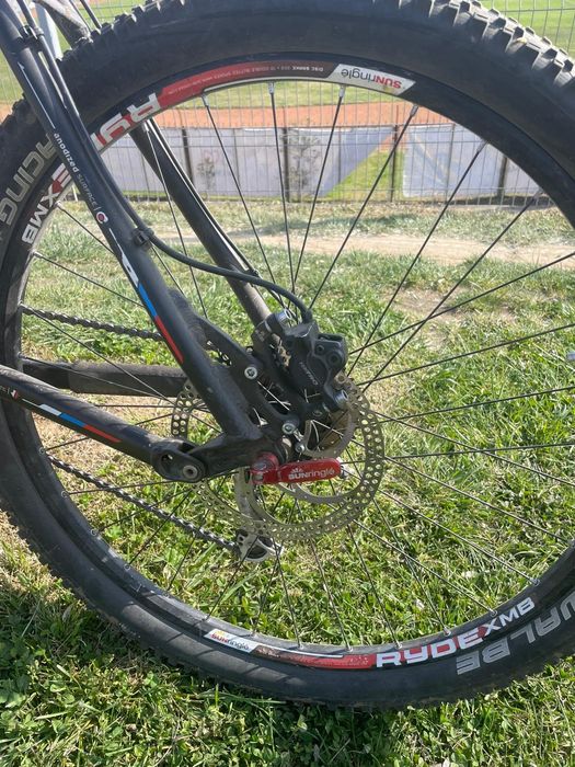 Bicicleta full suspension cube