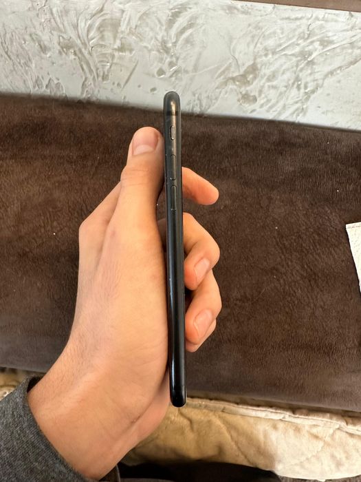 Продам iPhone SE 64GB