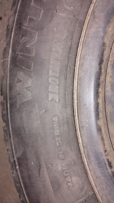 Продавам 2 броя зимни гуми с джанти  185/65/14 цола 8 мм