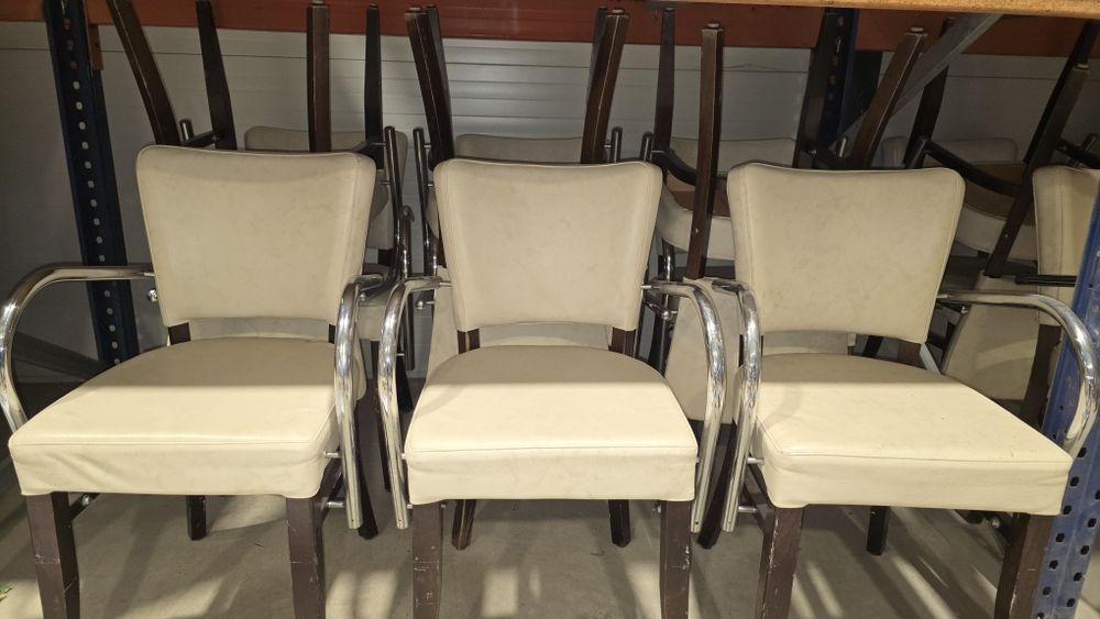 Scaune cu picioare de lemn și mânere din inox